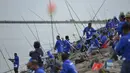 Peserta saat mengambil bagian dalam kompetisi memancing di pantai Banda Aceh (24/11/2019). Sebanyak 1.024 pemancing ikut memeriahkan Banda Aceh Fishing Tournament 2019. (AFP Photo/Chaideer Mahyuddin)