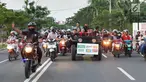 Pengisi acara Karnaval SCTV mengikuti pawai artis keliling Kota Bojonegoro, Jawa Timur, Sabtu (30/3). Karnaval SCTV di Bojonegoro menghadirkan sederet artis top Tanah Air. (Liputan6.com/Pool/SCTV)