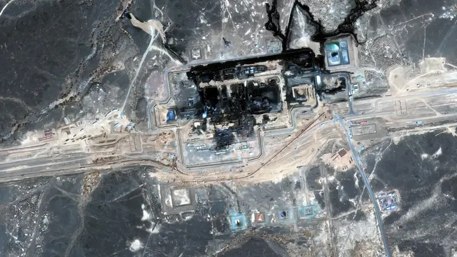 Gambar satelit yang disediakan oleh Vantor pada Minggu, 13 September 2026 ini memperlihatkan dampak setelah serangan drone terbaru di pipa minyak East-West di Arab Saudi. (Gambar satelit ©2026 Vantor melalui AP)