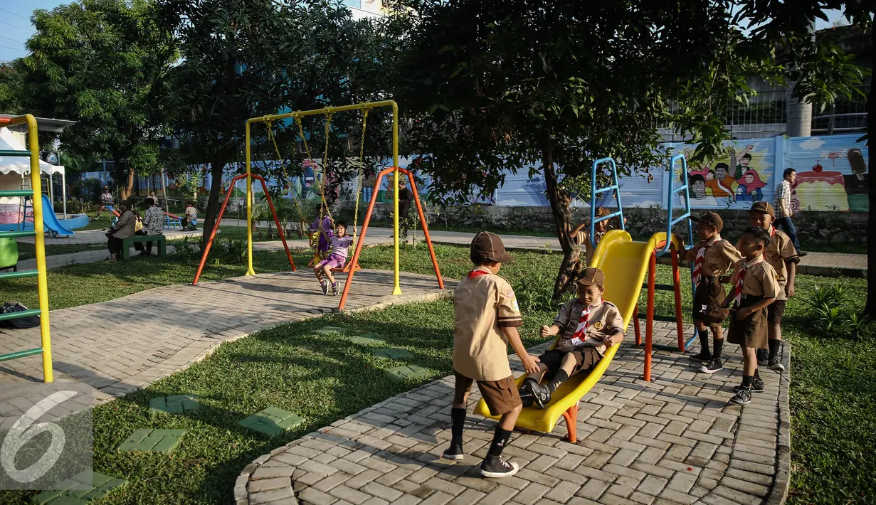 Anak-anak bermain prosotan di Ruang Publik Terpadu Ramah Anak (RPTRA) di Jalan Pluit Mas Utara, Kelurahan Pejagalan, Kecamatan Penjaringan, Jakarta, Rabu (6/4). Salah satu fungsi RPTRA adalah tempat berkumpul untuk warga. (Liputan6.com/Faizal Fanani)