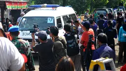Sejumlah wartawan mengabadikan momen saat iring-iringan 12 ambulans memasuki Pulau Nusakambangan, Cilacap, Jateng, Selasa, (28/4/2015). Mobil ambulans disiapkan terkait eksekusi terhadap sembilan terpidana mati kasus narkoba. (Liputan6.com/Yoppy Renato)