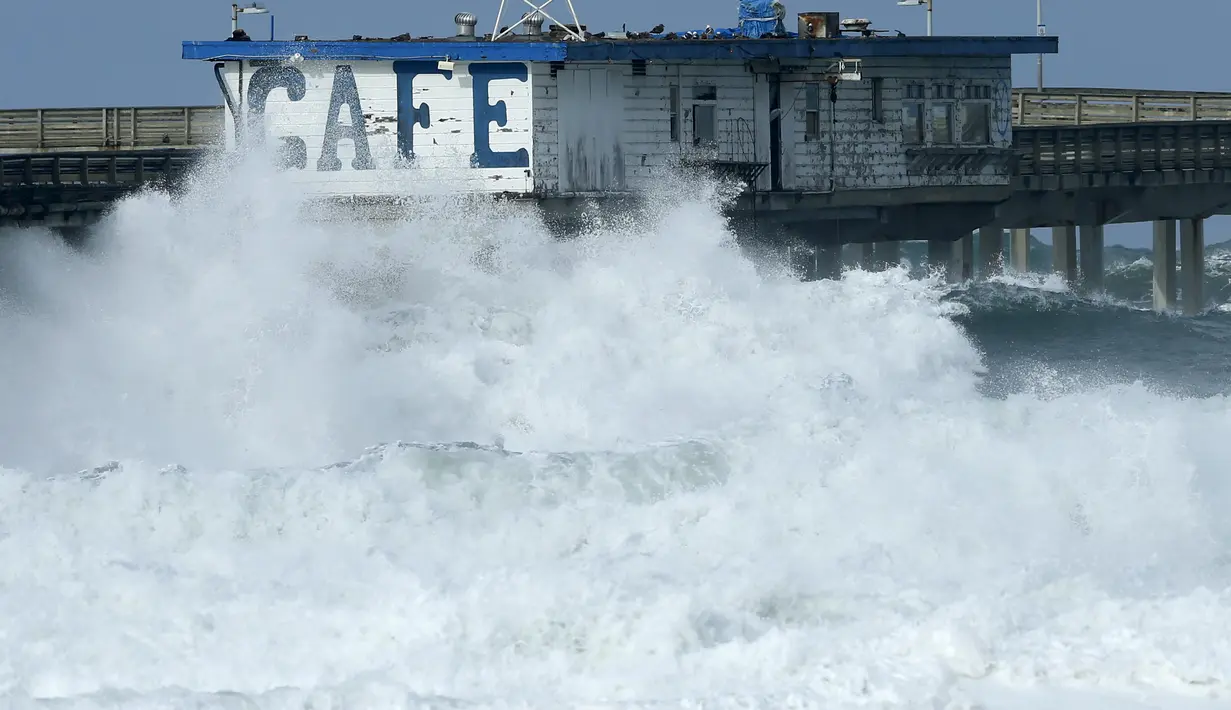 Ombak besar menerjang sebuah jembatan di Ocean Beach, California, (7/1). Tingginya ombak disebabkan oleh badai El Nino yang sangat kencang. (REUTERS/Mike Blake)