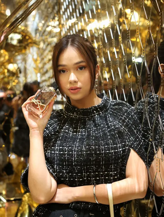 Rebecca Klopper tampil dengan tweed dress dan pearl bag. Rebecca tampil dengan elegan dan anggun bergaya lady like.  / Foto: Adrian - Fimela.com.