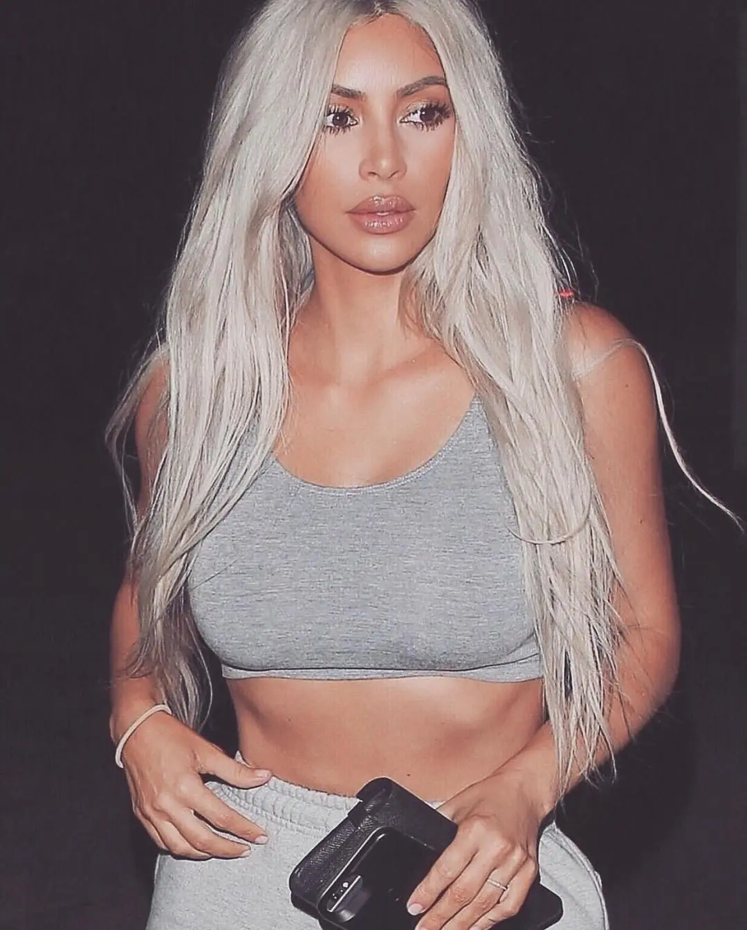 Lihat deh perut rata yang dimiliki Kim Kardashian! Goals banget buat para cewek ya! (instagram/kimkardashian)