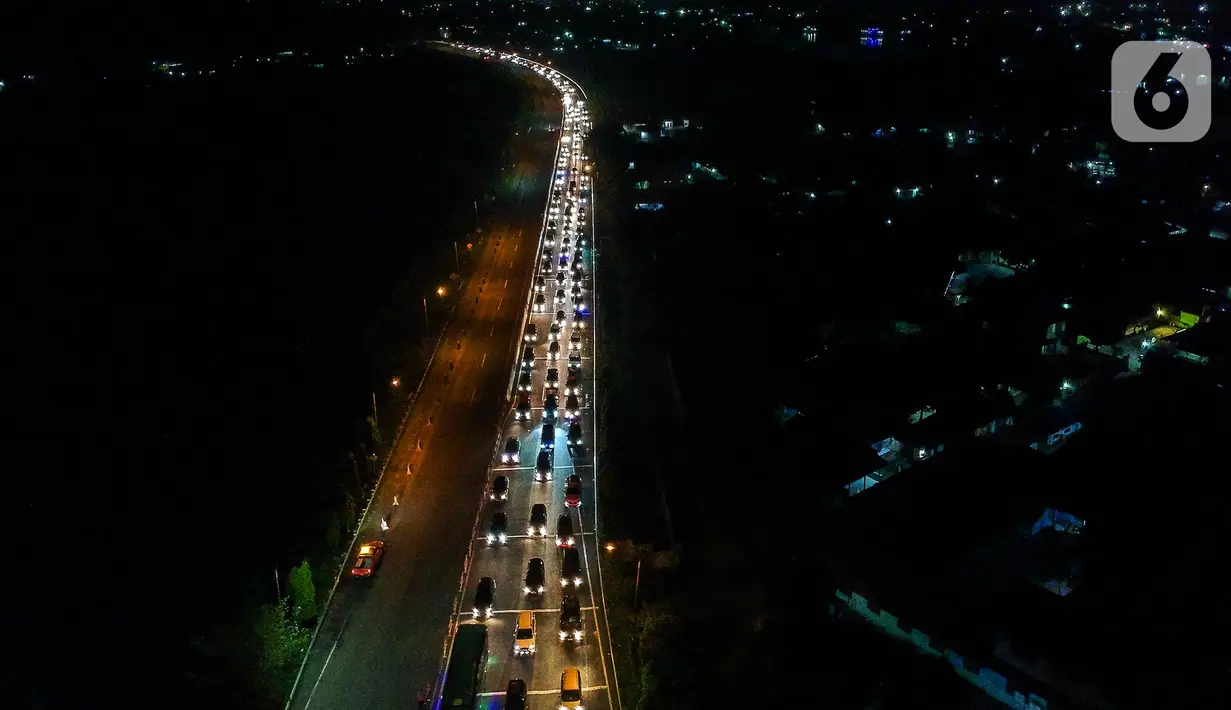 Foto udara memperlihatkan kemacetan panjang jelang pintu keluar gerbang tol menuju Pelabuhan Merak, Banten, Kamis (20/4/2023). (Liputan6.com/Faizal Fanani)