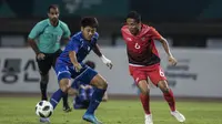 Gelandang Indonesia, Evan Dimas, berusaha mengamankan bola saat melawan Chinese Taipei pada laga Grup A Asian Games di Stadion Patriot, Bekasi, Minggu (12/8/2018). Indonesia menang 4-0 atas Chinese Taipei. (Bola.com/Vitalis Yogi Trisna)