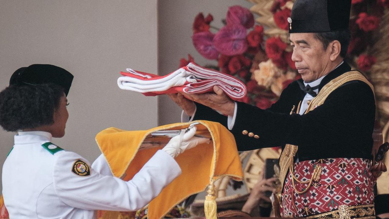 Baju adat Ageman Songkok Singkepan Ageng biasanya dikenakan oleh para raja pada acara Enggar Eggar Soho Tedhak Loji.