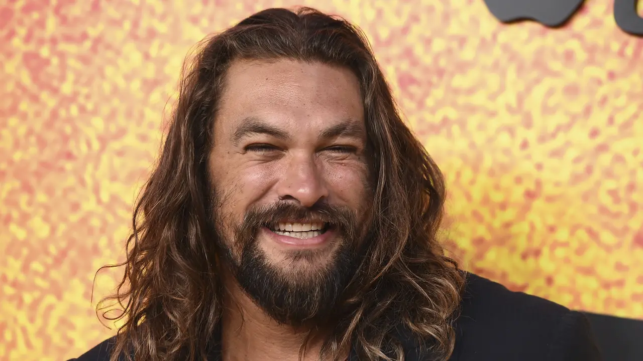 Gaya Jason Momoa di Pemutaran Film See, Tenteng Tas Kecil