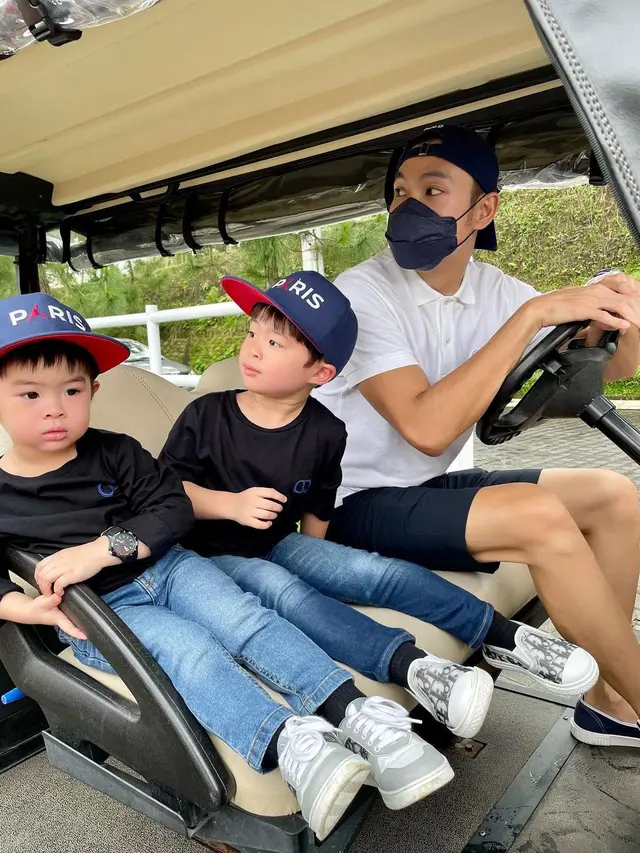 Harvey Moeis suami Sandra Dewi saat momong anak (Foto: Instagram/@sandradewi88)