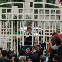 Pemain-pemain Persebaya Surabaya disambut Bonek usai menjalani duel kontra Arema FC pada lanjutan BRI Liga 1 2023/2024. (Bola.com/Aditya Wany)