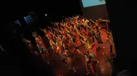Pagelaran teatrikal dan tari-tarian   memeriahkan acara yang diselenggarakan   di Teater Jakarta, Cikini, Jakarta,   Minggu (24/8/14). (Liputan6.com/Herman   Zakharia) 
