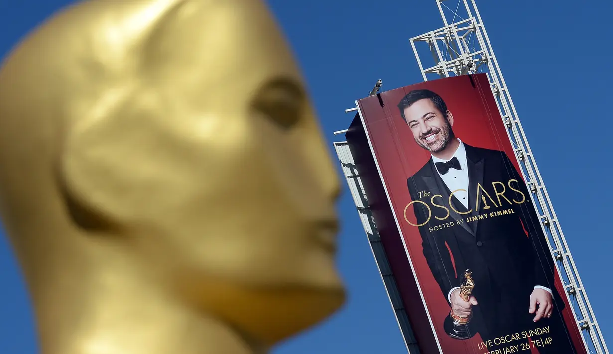 Papan reklame menampilkan host ajang Oscar 2017, Jimmy Kimmel, di Hollywood, California, 23 Februari 2017. Penganugerahan Academy Awards ke-89 akan diselenggarakan pada Minggu (26/2) waktu setempat. (KEVORK DJANSEZIAN/GETTY IMAGES NORTH AMERICA/AFP)