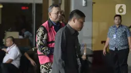 Mantan Direktur Utama PT Asuransi Jiwasraya, Hendrisman Rahim dikawal petugas akan menjalani pemeriksaan penyidik dari Kejaksaan Agung di Gedung KPK, Jakarta, Senin (20/1/2020). Hendrisman Rahim diperiksa sebagai tersangka terkait kasus korupsi PT Asuransi Jiwasraya. (merdeka.com/Dwi Narwoko)