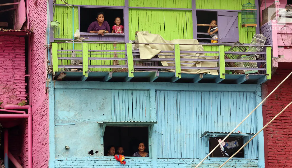 Aktifitas warga Kampung Warna-warni Jodipan dan Kampung Tridi (3D) di pinggir Sungai Brantas, Tumenggungan Ledok, Blimbing, Kota Malang, Jawa Timur (29/7). Kampung ini sebelumnya merupakan pemukiman kumuh. (Liputan6.com/Johan Tallo)