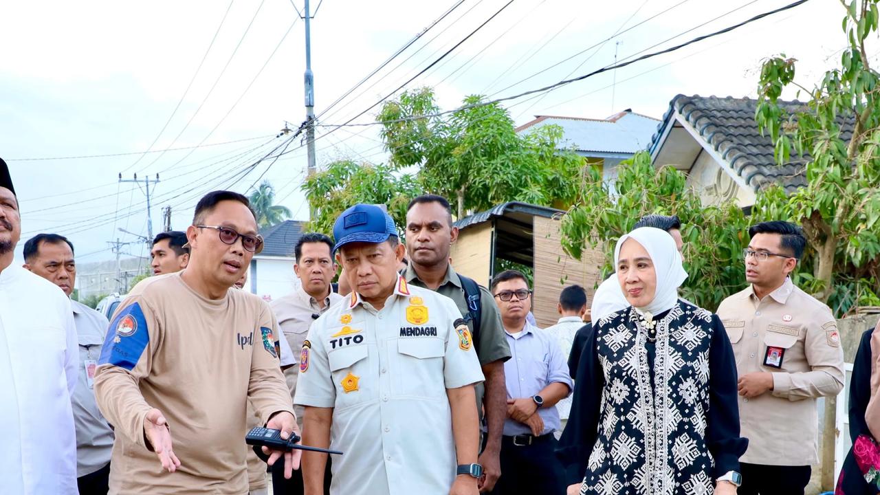 Kasatgas Tito Tinjau Progres Pembersihan Lumpur di Permukiman Aceh Tamiang oleh Praja IPDN
