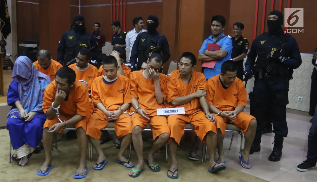 Tersangka jaringan penyelundupan narkoba ditunjukkan saat rilis di Kantor Pusat Bea Cukai, Jakarta, Senin (28/5). Bea Cukai dan BNN berhasil mengungkap jaringan penyelundup 68 kg katinon dan 15.487 butir pil ekstasi. (Liputan6.com/Arya Manggala)