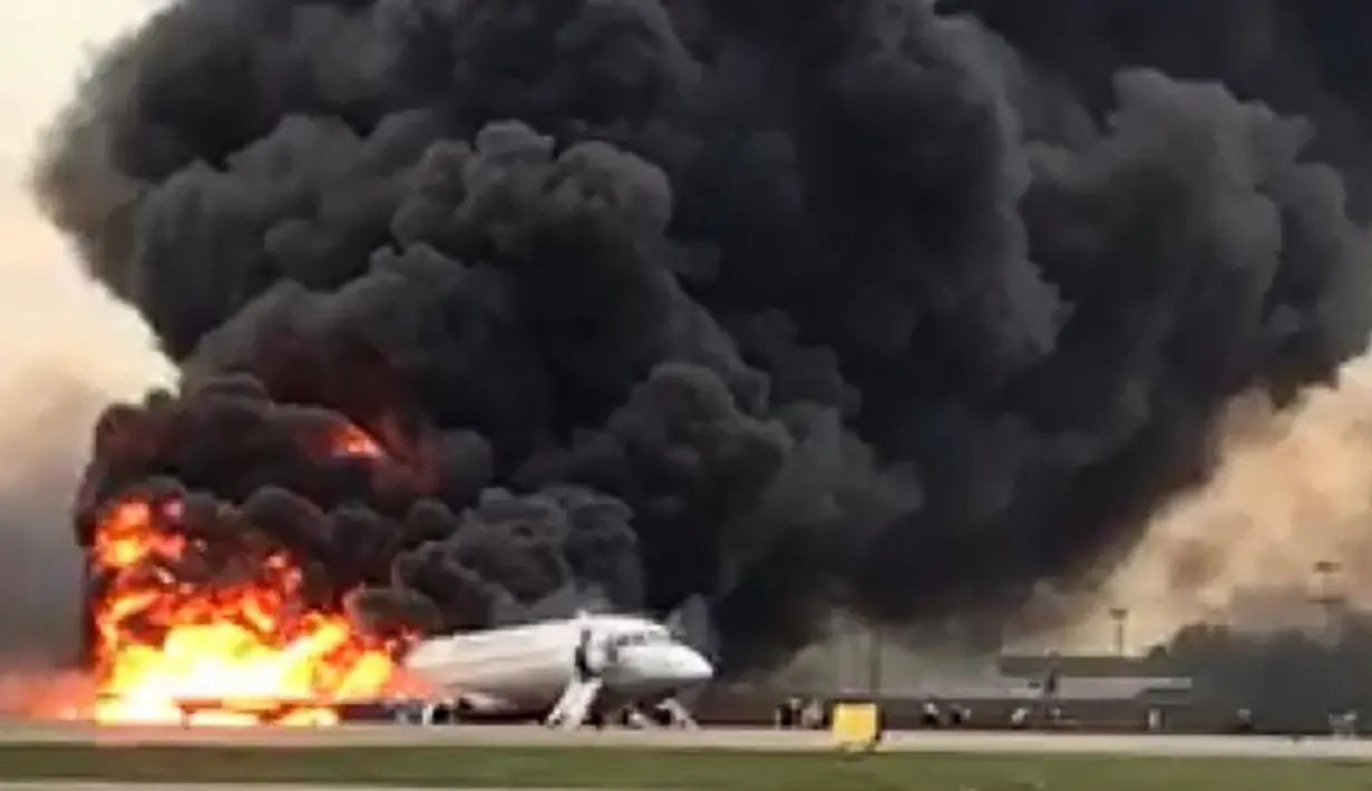 Kepulan asap dari kebakaran pesawat Sukhoi Superjet-100 milik maskapai Aeroflot setelah lepas landas dari Bandara Sheremetyevo, Moskow, Rusia, Minggu (5/5/2019). Pesawat sempat mengudara sekitar 30 menit, dan meminta kembali karena mengalami gangguan teknis. (HO/RUSSIAN INVESTIGATIVE COMMITTEE/AFP)