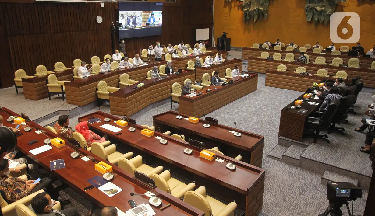 Suasana rapat kerja antara Menteri Desa, Pembangunan Daerah Tertinggal dan Transmigrasi Abdul Halim Iskandar dengan Komisi V DPR di Senayan, Jakarta, Senin (11/4/2022). Rapat membahas isu-isu terkait desa tertinggal serta rekruitmen Tenaga Pendamping Desa. (Liputan6.com/Angga Yuniar)