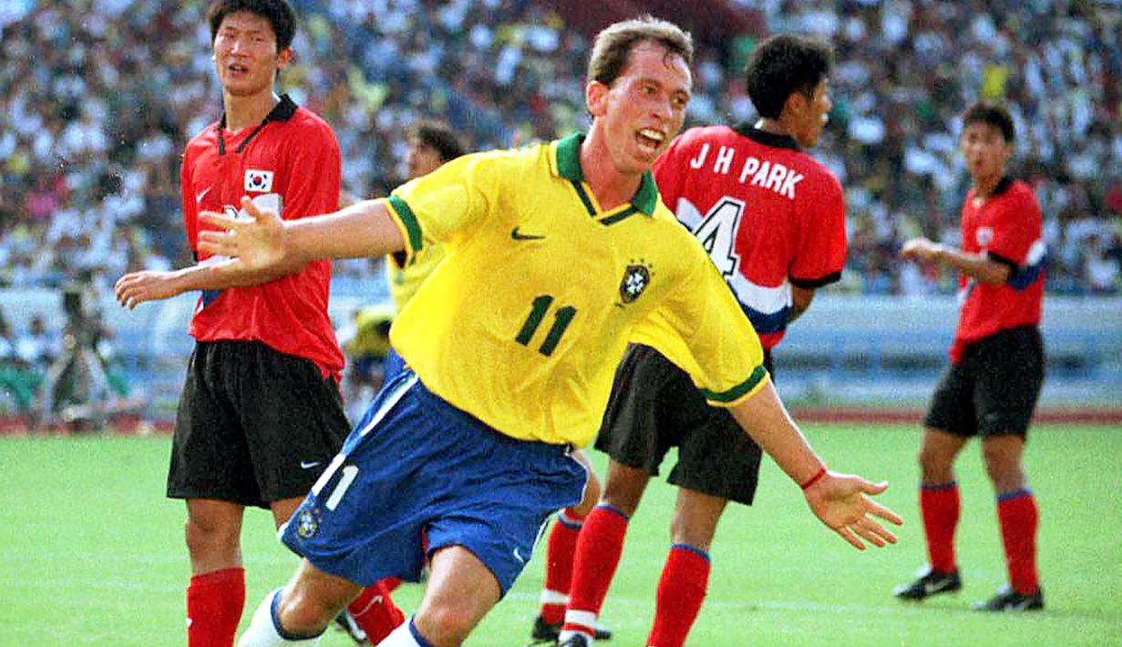 Selebrasi pemain Brasil, Adailton setelah mencetak gol ke gawang Korea Selatan pada laga fase Grup B Piala Dunia U-20 1997 di Sarawak Stadium, Kuching, Malaysia (22/6/1997). Adailton mencetak total 10 gol pada Piala Dunia U-20 edisi 1997 di Malaysia. Atas pencapaiannya ia dianugerahi penghargaan Golden Boot sebagai pencetak gol terbanyak turnamen. (AFP/STR/Bernama)