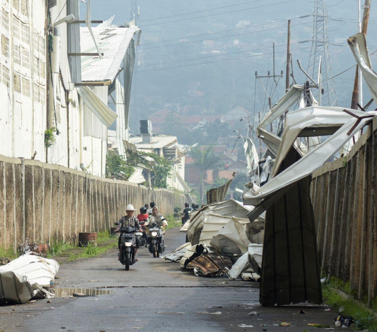 Hantaman bencana alam angin Puting Beliung telah meninggalkan kerusakan fatal di Kabupaten Bandung maupun di Kabupaten Sumedang.<br><br>Dahsyatnya kekuatan angin yang bergerak berputar itu juga disebut mirip dengan Tornado yang biasa melanda AS. Foto: AF