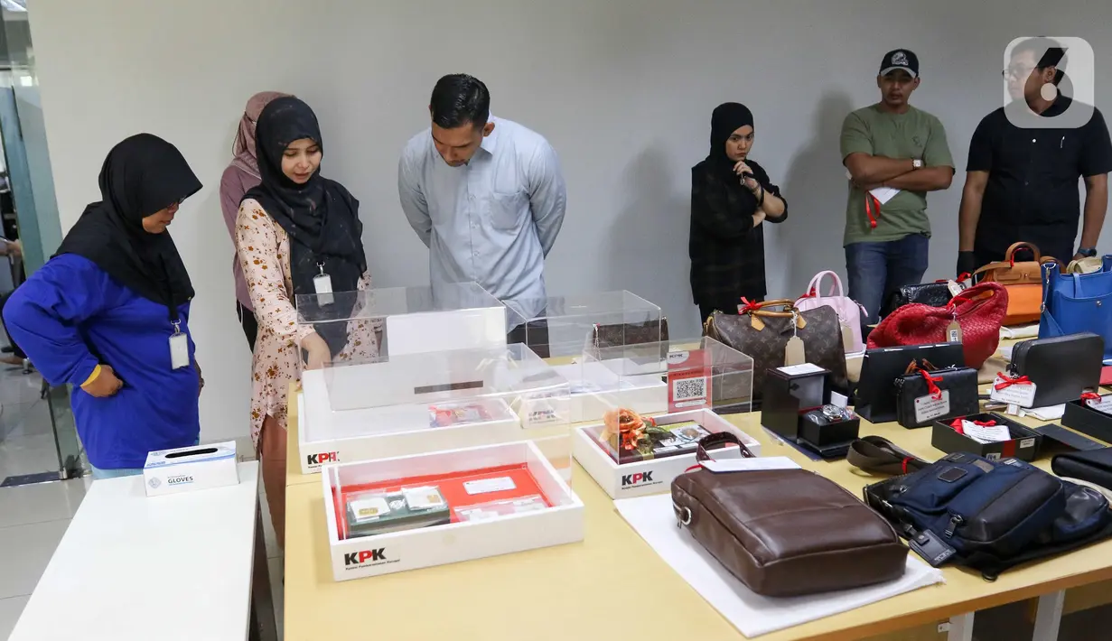 Suasana pelaksanaan Aanwijzing Barang Lelang Hasil Rampasan Komisi Pemberantasan Korupsi (KPK) dari berbagai barang bukti hasil korupsi di Gudang Rampasan KPK, Jakarta, Kamis (27/2/2025). (Liputan6.com/Herman Zakharia)