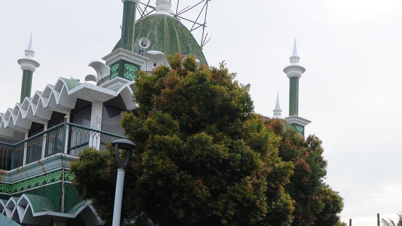 FOTO: Berbagi Berkah Ramadan, Masjid At-Taqwa Pondok Kelapa Bagikan Ratusan Takjil Gratis