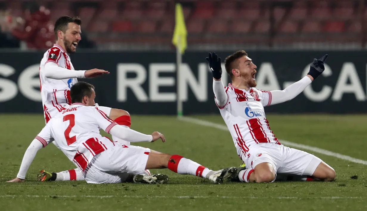 Penyerang Red Star Belgrade, Milan Pavkov (kanan) berselebrasi usai mencetak gol ke gawang AC Milan pada pertandingan leg pertama babak 32 besar Liga Europa di Rajko Mitic Stadium di Beograd, Serbia, Jumat (19/2/2021). AC Milan bermain imbang atas Red Star 2-2. (AP Photo/Darko Vojinovic)