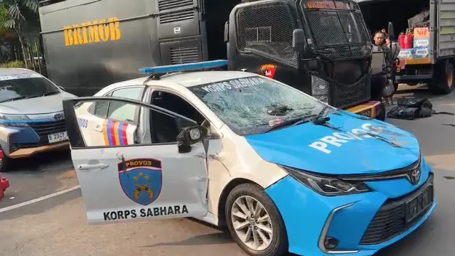mobil provost diamuk massa demo polda metro