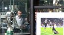 Mantan Pemain Juventus Dan Persija Jakarta, Marco Motta melihat koleksi trofi milik Juventus yang dipamerkan dalam kegiatan Juventus Village di Lippo Mall Kemang, Jakarta, Jumat (27/1/2023). (Bola.com/Ikhwan Yanuar)