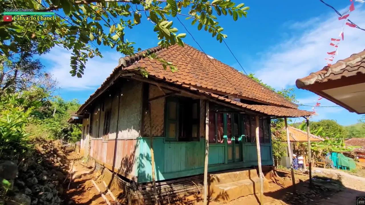 Wayoritas warganya tinggal di rumah panggung