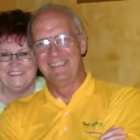 Bukan musiman, pria ini sudah memberikan kartu ucapan hari Valentine ke istrinya sejak 39 tahun yang lalu. So sweet banget! (Foto: SWNS.com)