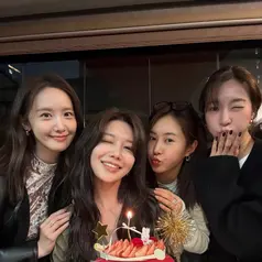 Intip gaya Sooyoung SNSD rayakan ultah ke-36 bareng member SNSD. [@sooyoungchoi].