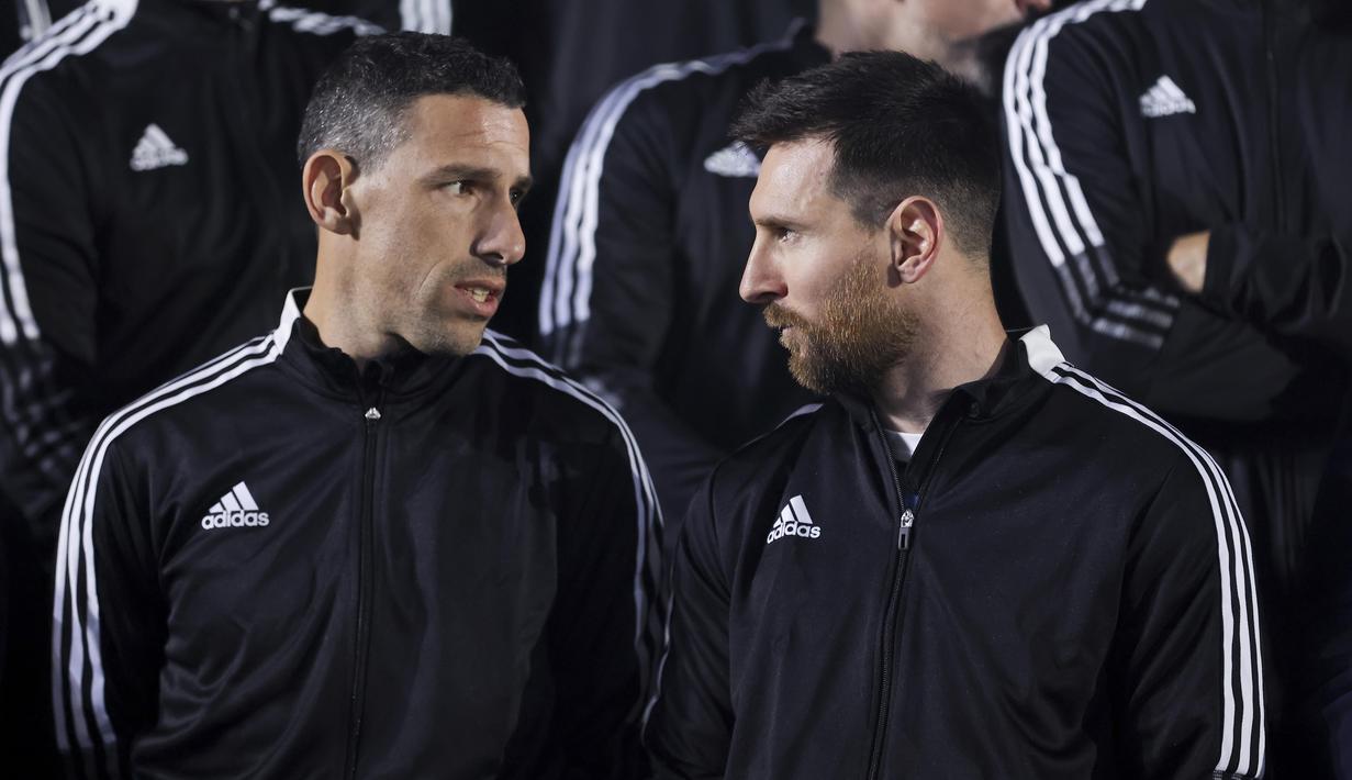 Lionel Messi (kanan) dan Maxi Rodriguez berbincang sebelum acara pertandingan perpisahan Maxi Rodriguez sebagai pesepak bola profesional yang diselenggarakan di Marcelo Bielsa Stadium, Argentina, Minggu (25/6/2023). (AP Photo/Nicolas Aguilera)