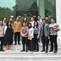Wakil Presiden (Wapres) Gibran Rakabuming Raka berbareng organisasi anak muda pecinta Artificial Intelligence (AI) melangsungkan audiensi di Kantor Wapres, Jl. Medan Merdeka Utara, Jakarta, Jumat (28/2/2025). (Biro Pers, Media, dan Informasi Sekretariat Wakil Presiden).