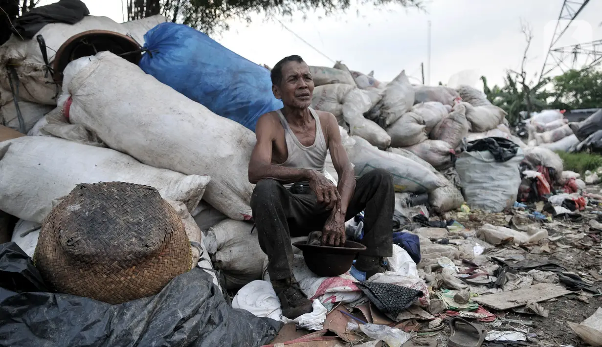Pemulung beristirahat di Tempat Pembuangan Akhir (TPA) Cipayung, Depok, Jawa Barat, Kamis (9/4/2020). Pemulung di TPA Cipayung mengaku akibat Corona penjualan sampah plastik mengalami penurunan hingga 50 persen. (merdeka.com/Iqbal S. Nugroho)