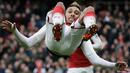 Striker Arsenal Pierre-Emerick Aubameyang melakukan salto saat merayakan golnya ke gawang Stoke City pada pertandingan Liga Inggris di Stadion Emirates, London (4/1). Aubameyang berhasil menyumbang dua gol untuk Arsenal. (AP Photo/Tim Ireland)