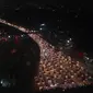 Foto aerial suasana kepadatan kendaraan yang menuju Gerbang Tol Cikarang Utama di Bekasi, Jawa Barat, Minggu (10/6) dini hari. Pada H-5 Lebaran arus mudik di ruas Tol Jakarta-Cikampek mulai mengalami kepadatan. (Liputan6.com/Arya Manggala)