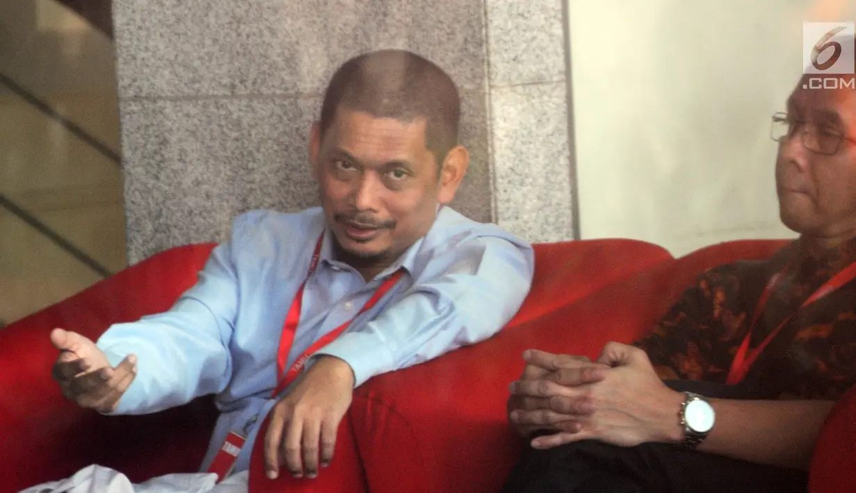 Direktur Bisnis PT Industri Telekomunikasi Indonesia (PT INTI), Teguh Adi Suryandono menunggu panggilan oleh penyidik di Gedung KPK, Jakarta, Senin (26/8/2019). Teguh diperiksa sebagai saksi untuk tersangka Direktur Keuangan PT Angkasa Pura II nonaktif Andra Y Agussalam. (merdeka.com/Dwi Narw