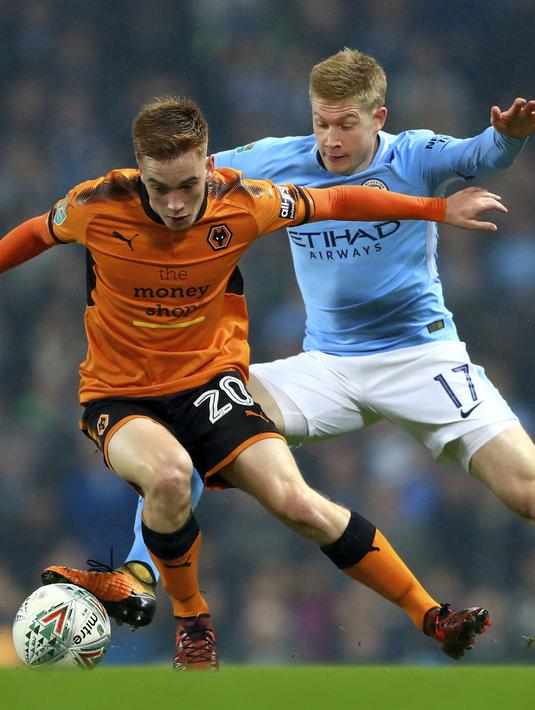 Pemain Wolverhampton Wanderers, Connor Ronan (kiri) berebut bola dengan pemain Manchester City, Kevin De Bruyne pada laga Piala Liga Inggris di Etihad Stadium, Manchester, (24/10/2017. City menang adu penalti 4-1. (Tim Goode/PA via AP)