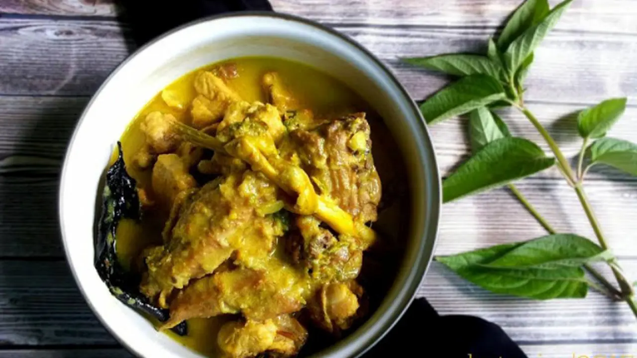 Menu Maksi: Ayam Bumbu Kuning, Teman Makan Siang nan Lezat