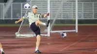 Pelatih kepala Timnas Indonesia, Shin Tae-yong saat memimpin sesi official training di Stadion Madya, Senayan, Jakarta, Senin (9/9/2024) jelang menghadapi Australia dalam laga kualifikasi Piala Dunia 2026 yang akan digelar Selasa (10/9/2024). (Bola.com/M Iqbal Ichsan)