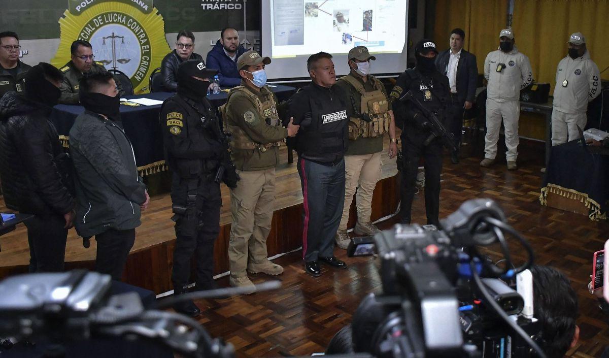Seorang saksi mata Reuters mengungkapkan sebuah kendaraan lapis baja menabrak pintu istana presiden dan tentara menyerbu kompleks tersebut.&nbsp;