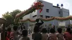 Sanggar Shen Lung Jakarta melakukan latihan tarian naga liong dan barongsai rutin di Kawasan Jatinegara, Kamis (8/2/2024). (merdeka.com/Imam Buhori)