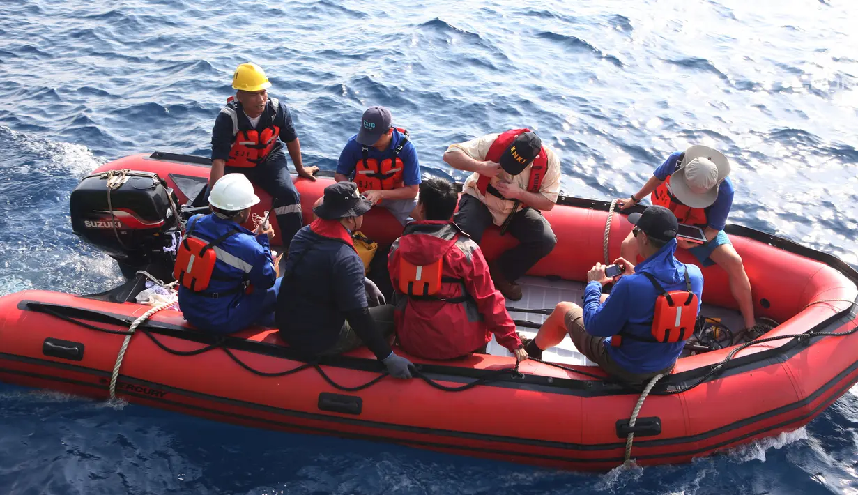Tim investigator KNKT mencari sinyal ping CVR Lion Air JT 610 di perairan Karawang, Jawa Barat, Jumat (2/11). Lion Air JT 610 jatuh saat terbang dari Jakarta menuju Pangkal Pinang pada 29 Oktober 2018. (Merdeka.com/Imam Buhori)