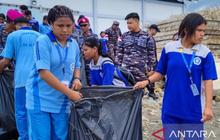Kodaeral IX Tanamkan Cinta Bahari Lewat Aksi Bersih Pantai Ambon yang Edukatif