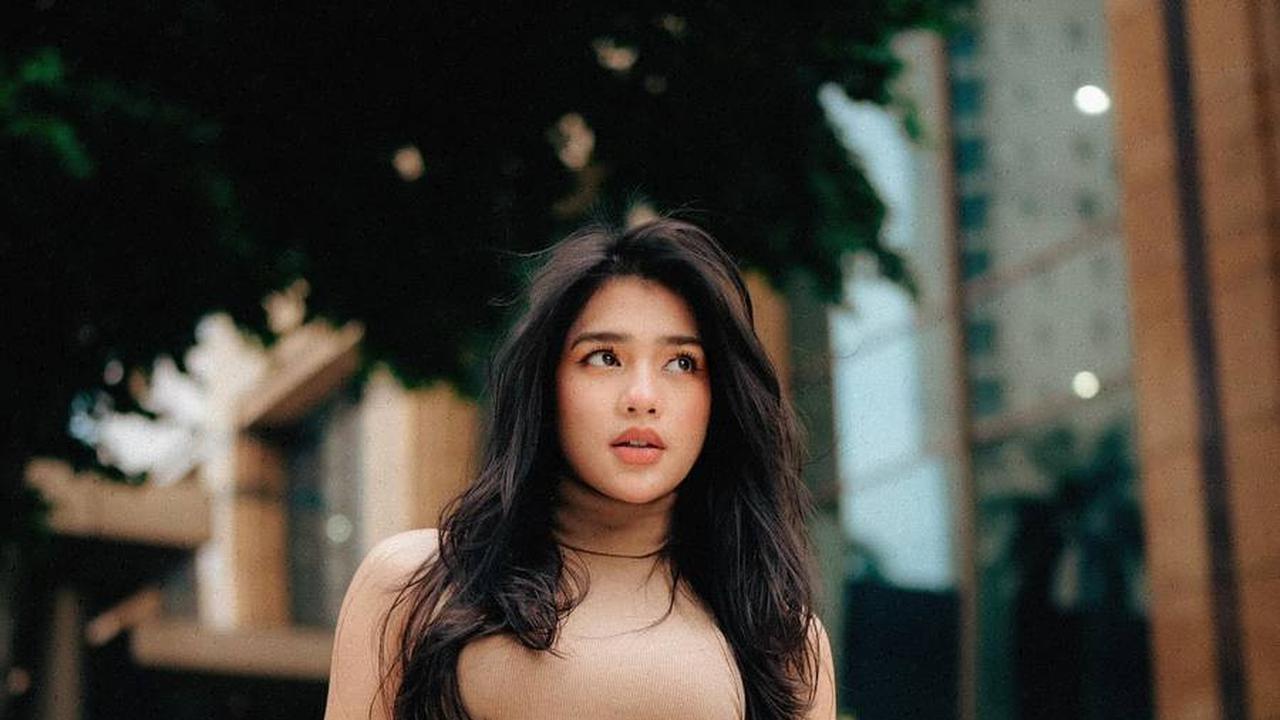 Bikin Takjub dan Berkali-Kali Dipuji Netizen, Ini 7 Potret Davina Karamoy dalam Penampilan Simple namun Tetap Berkelas - Photoshoot Terbaru Jadi Sorotan
