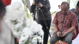 Putra pertama Presiden ke-3 RI BJ Habibie, Ilham Akbar Habibie saat berziarah ke makam kedua orangtuanya di TMP Kalibata, Jakarta, Minggu (15/9/2019). Ilham memanjatkan doa bersama warga yang turut datang berziarah. (merdeka.com/Iqbal Nugroho)