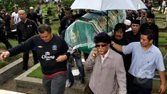 Keranda jenazah Bob Sadino saat tiba di TPU Jeruk Purut, Jakarta, Selasa (20/1/2015). (Liputan6.com/Miftahul Hayat)