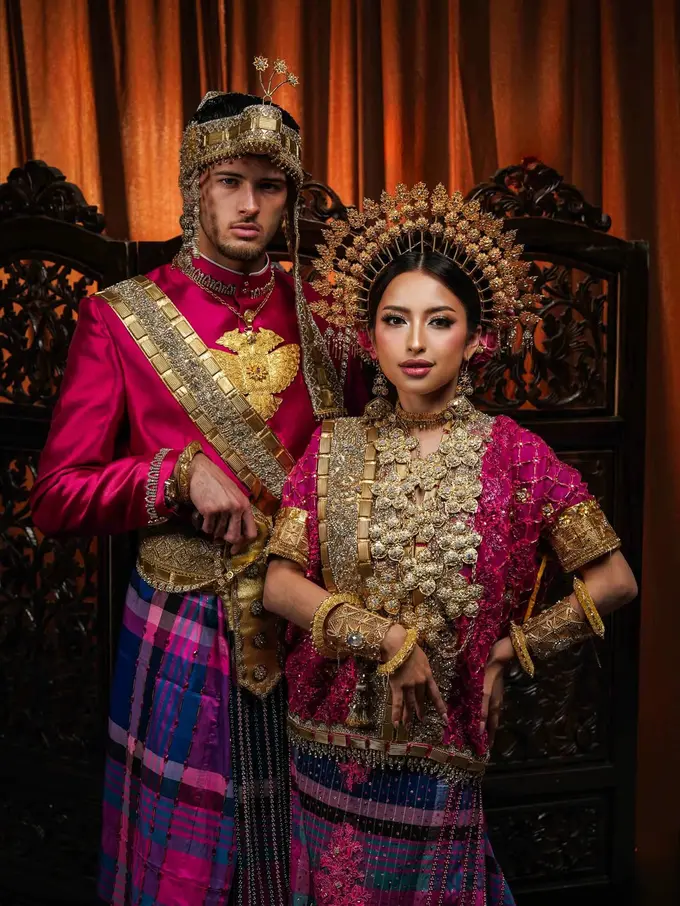 Hari Pernikahan Makin Dekat, Jennifer Coppen Tampil Bak Bangsawan Bugis dengan Bold Makeup di Prewedding Terbaru