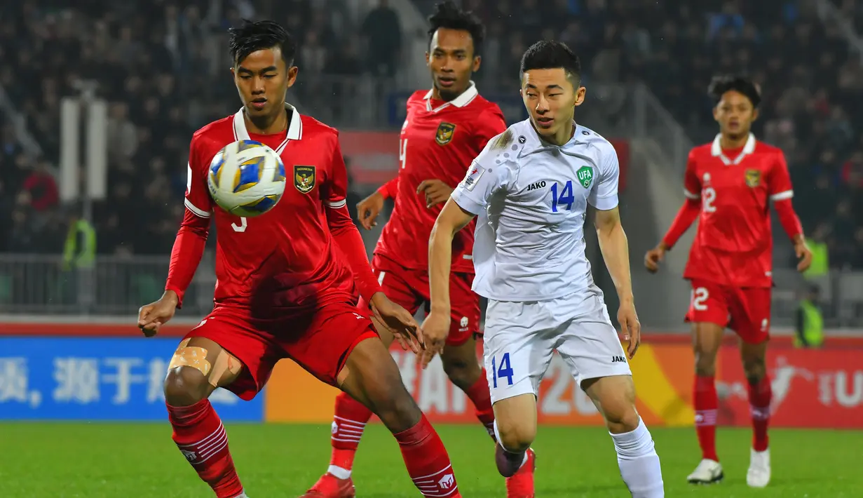 <p>Pemain Timnas Indonesia U-20, Kakang Rudianto (kiri) mengontrol bola dibayangi pemain Uzbekistan U-20, Abbosbek Fayzullaev pada laga matchday ketiga Grup A Piala Asia U-20 2023 di Istiqlol Stadium, Fergana, Uzbekistan, Selasa (7/3/2023) malam WIB. (AFC/Tolibjon Kosimov Tokhririvich)</p>